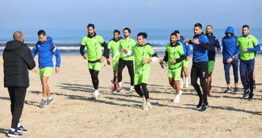 تدريبات بدنية للاعبى المصرى على شواطئ بورسعيد استعدادا لكأس الرابطة