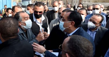 حديث الدكتور مصطفى مدبولى رئيس الوزراء مع أحد المواطنين خلال جولته