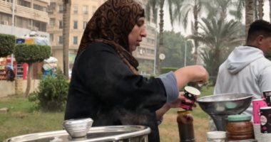 مريضة سكر وضغط وبحارب عشان أربى ولادى.. حكاية أم سلمان ونصبة الشاى "فيديو"
