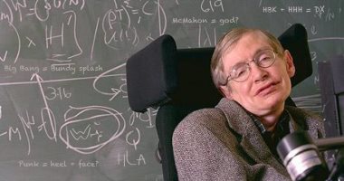 ستيفن هوكينج.. معجزة الفيزياء فى القرن الـ21 والسفير الشعبى للعلوم "إنفوجراف"