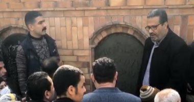 انهيار الوداع على قبر وائل الإبراشى..لحظة دفن الإعلامي بجوار والدته.. صور ولايف