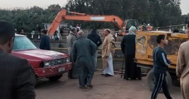 بث مباشر.. سقوط 23 عاملا بسيارتهم من معدية بنهر النيل بمنشأة القناطر