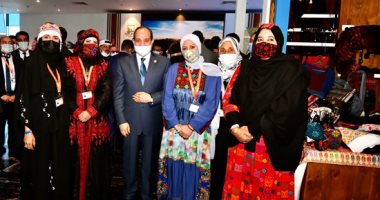 الرئيس السيسى يتفقد جناح "تراثنا" للحرف اليدوية المشارك في منتدى شباب العالم 