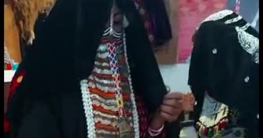 "الطاحونة والمغزل اليدوى".. شاهد كيف استعرضت امرأة سيناوية تراث سيناء