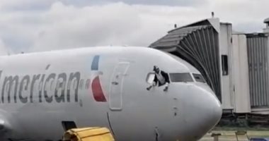 راكب يقتحم كابينة طائرة أمريكية ويحاول القفز من نافذتها.. فيديو