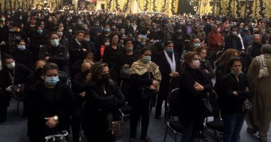 الآلاف يودعون بالدموع كاهن الكنيسة المرقسية بالأزبكية.. لايف