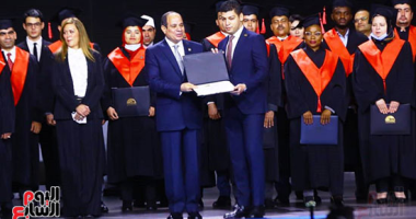 الرئيس السيسي يسلم خريجى الأكاديمية الوطنية للتدريب شهادات التخرج