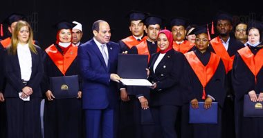 الرئيس السيسي يسلم طلاب الأكاديمية الوطنية للتدريب شهادات التخرج على هامش منتدى شباب العالم