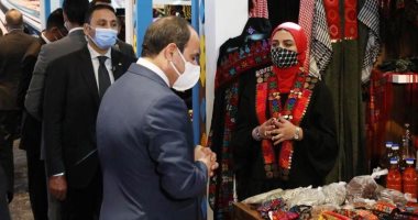 الرئيس السيسي يتفقد جناح "معرض مصر سيناء" ويستمع للمواطنين