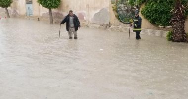 شاهد جهود فرق الطوارئ فى التعامل مع آثار الأمطار بشوارع مطروح