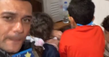 فى المطبخ .. آسر ياسين بيعمل بيتزا مع أبنائه ووالدته .. فيديو