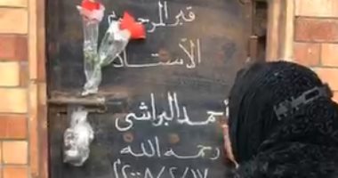 محبو وائل الإبراشي يزورون قبره في أول جمعة بعد وفاته.. لايف