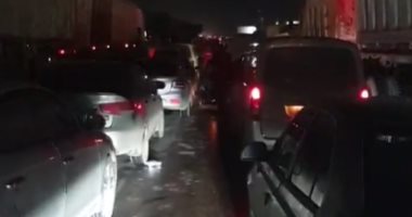 زحام بالطريق الصحراوى بسبب انقلاب سيارة نقل ثقيل بمنطقة مرغم فى الإسكندرية