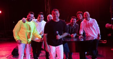 عمرو دياب يتألق بحفله الأخير فى دبى ويقدم صناع أغانيه لجمهوره