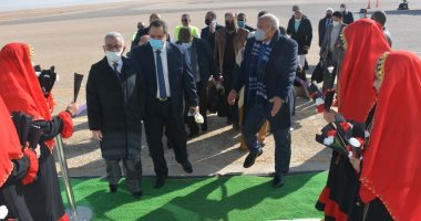 أولى رحلات مصر للطيران تصل مطار الخارجة بالوادى الجديد بعد توقف سنوات.. صور 