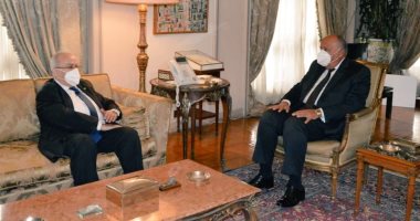 سامح شكرى يبحث مع وزير خارجية الجزائر سبل تعزيز أطر التعاون الثنائى