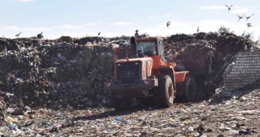 محافظ المنيا يتابع أعمال نقل وإزالة القمامة بالمقلب الوسيط بقرية الشيخ زياد بمغاغة