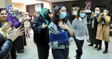 موظفو القومى للمرأة يفاجئون مايا مرسى بالورود والاحتفالات بعد عودتها لمكتبها 