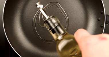 ما الفوائد الصحية للطهي باستخدام كمية أقل من الزيت؟