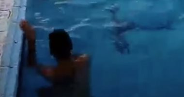 شوف الشباب والأطفال بيتعلموا سباحة فى عز البرد