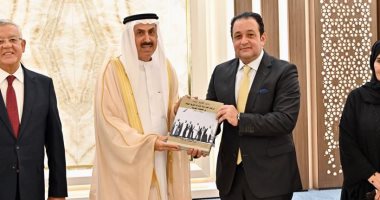 النائب علاء عابد يهدى رئيس المجلس الإماراتى كتابا عن الشيخ زايد 