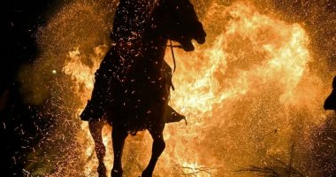مهرجان من التاريخ.. الخيول الإسبانية تقفز فوق النار لمحاربة الأوبئة