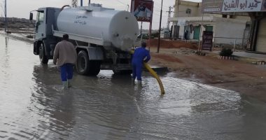 معدات وسيارات محافظة مطروح تواصل سحب مياه الأمطار .. صور
