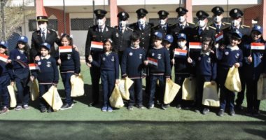 ضباط وطلاب أكاديمية الشرطة يزورون عددا من المدارس بمناسبة عيد الشرطة.. صور