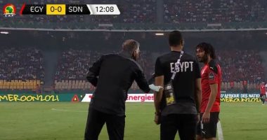 توقف مباراة مصر والسودان لعلاج مصطفى محمد وكيروش يعطى تعليماته للننى