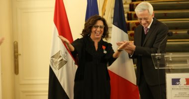 السفير الفرنسى بالقاهرة يقدم وسام جوقة الشرف للمنتجة ماريان خورى