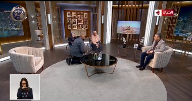 شاب يقبل قدم والدته فى برنامج "واحد من الناس": "أستحمل أى حاجة علشانها"