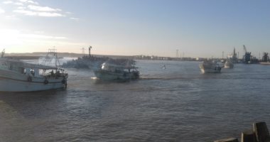 قاطرة تحتمى بميناء الصيد بالبرلس بسبب سوء الأحوال الجوية لحين عودة حركة الملاحة