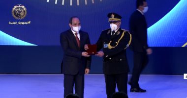 الرئيس السيسي يكرم ضباط الداخلية فى احتفالية عيد الشرطة