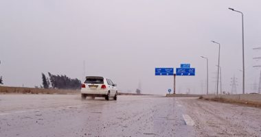 هطول أمطار غزيرة على طريق بورسعيد - الإسماعيلية.. صور