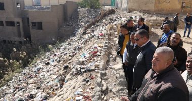 نظافة القاهرة ترفع مخلفات القمامة من منطقة زينهم بالسيدة زينب