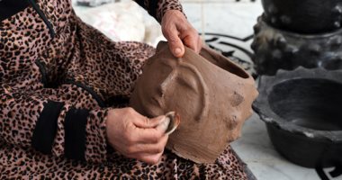 فن التشكيل الطينى.. صناعة الخزف فى تونس من الحقول حتى المعرض