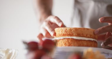 3 خطوات تصلحي بيها الكيكة البايظة بـ "الكاستر والجيلي"