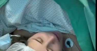 الدكتور بيغنى معاها.. لبنانية تغنى لفيروز بصوت عذب خلال عملية ولادة "فيديو"