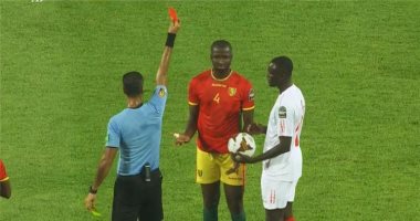 أمين عمر يتلقى إشارة غير لائقة من مدافع غينيا بعد طرده أمام جامبيا
