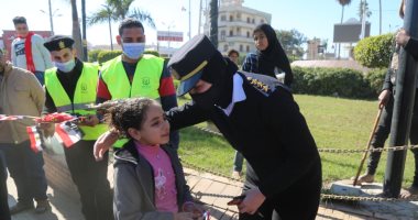 توزيع الحلوى والورود على المواطنين بكفر الشيخ فى عيد الشرطة.. صور