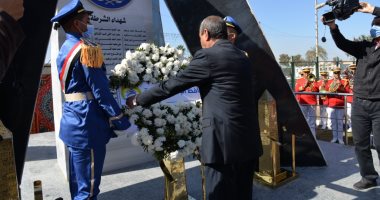 محافظا الإسماعيلية والبحيرة يضعان إكليلى زهور على نصب شهداء الشرطة.. صور