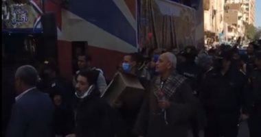 مدير أمن أسيوط يوزع الورود والشيكولاتة على المواطنين احتفالا بعيد الشرطة