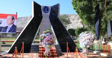 محافظ سوهاج ومدير الأمن يضعان الزهور على النصب التذكارى لشهداء الشرطة.. صور