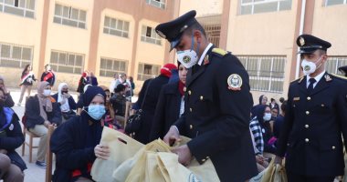 طلبة أكاديمية الشرطة يوزعون هدايا على مدارس القاهرة 