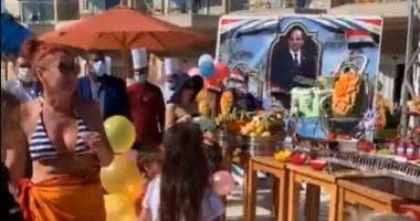 السياح يشاركون المصريين احتفالات عيد الشرطة فى الغردقة .. لايف وصور