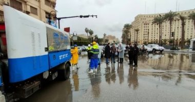 الإيد الشغالة.. عمال حى غرب القاهرة يكسحون المياه الأمطار وسط تحديات الطقس البارد