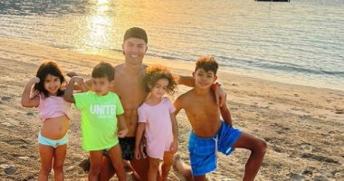 بعد تكهنات رحيله عن اليونايتد.. كريستيانو رونالدو مع ابنائه على شاطئ البحر