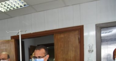 رئيس جامعة أسيوط يزور طفل من  سوهاج استغاث بمستشفى الجامعة