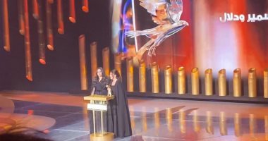 دنيا وإيمى سمير غانم تبكيان على مسرح JOY AWARDS بعد تكريم والديهما.. فيديو