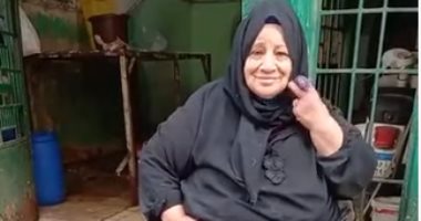 أم الدكتورة.. ملكة الكرشة البلدى فى المدبح واقفة على عربية علشان تعلم ولادها